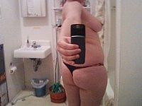 Hausfrau fotografiert sich selbst nackt