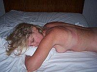 Blondine nackt auf dem Bett