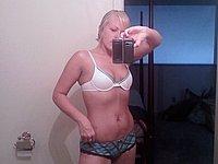Hbsche Blondine fotografiert sich selbst nackt