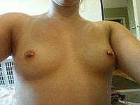 Blonde Studentin nackt - Nippel Piercing und eine feuchte Mse