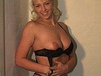 Sexy Blondine zeigt dir ihre geilen Titten und ihre Muschi
