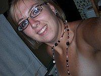 Blonde Milf zieht sich nackt aus