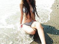 Mira (18) im Bikini am Strand