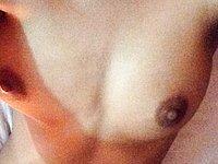 Schlanke junge Frau mit kleinen Titten und rasierter Muschi