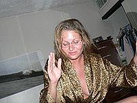 Besoffene Frau l�sst tief blicken