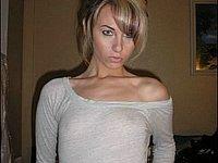 Sexy Blondine zeigt ihre leckere Pflaume