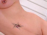 Fetisch Girl mit Intimpiercing und geilen Tattoos