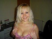 Geile Blonde mit sexy Kurven und grossen Schamlippen