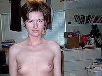 Schlanke Frau mit Nippel Piercing