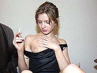 Geile Studentin zeigt betrunken ihre nackte M�se