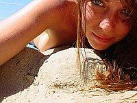 Blondes Luder fotografiert sich selbst nackt am Strand