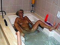 Blondes Luder nackt in der Badewanne mit ihren Sextoys