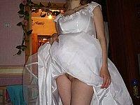 Junge Braut im Hochzeitskleid