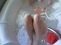 Junge Frau beim Baden in der Badewanne