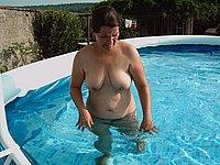 Reife Frau im Pool im Garten