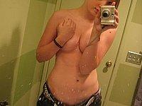 Geiles Mdchen (18) fotografiert sich nackt im Badezimmer