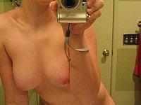 Kristina (18) fotografiert sich nackt und fingert sich