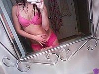 Sexy Luder fotografiert sich selbst nackt
