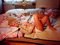 Junge hbsche Blondine privat nackt auf dem Bett