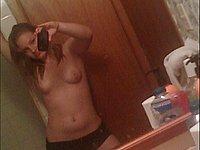Sexy Luder fotografiert sich selbst nackt in geilen Posen