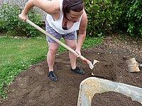 Reifes Luder freizgig bei der Gartenarbeit fotografiert