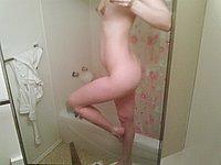 Mdchen fotografiert sich selbst nackt im Badezimmer