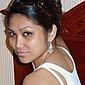 Asiatisches M�dchen zeigt ihre nackte Muschi