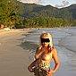 Scharfe Blondine mit dicken M�psen nackt im Urlaub