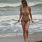 Sch�ne Blondine nackt im Urlaub und privat zu Hause