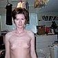 Schlanke Frau mit Nippel Piercing
