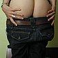 Junge Frau fotografiert sich selbst nackt