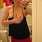 Nackte Hausfrau fotografiert sich selbst