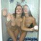 Zwei junge M�dchen (18) nackt unter der Dusche