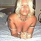 Blonde Hausfrau nackt auf dem Bett