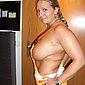 Blondine mit �ppigen Kurven