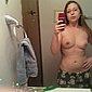 Studentin fotografiert sich im Badezimmer des Hotels selbst nackt