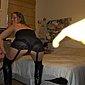 Sexy Blondine in schwarzen Stiefeln und mit rasierter Muschi