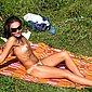 Hailey (18) splitternackt auf der Wiese