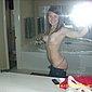 Samantha (19) fotografiert sich nackt im Badezimmer