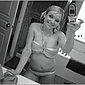 Junge h�bsche Blondine fotografiert sich selbst nackt mit dem Handy