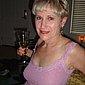Geile Oma mit nackter Muschi