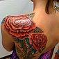 Amateurluder mit Nippel Piercing und sch�nem Tattoo