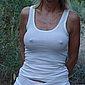 Reife Blondine mit dicken Titten und rasierter Muschi